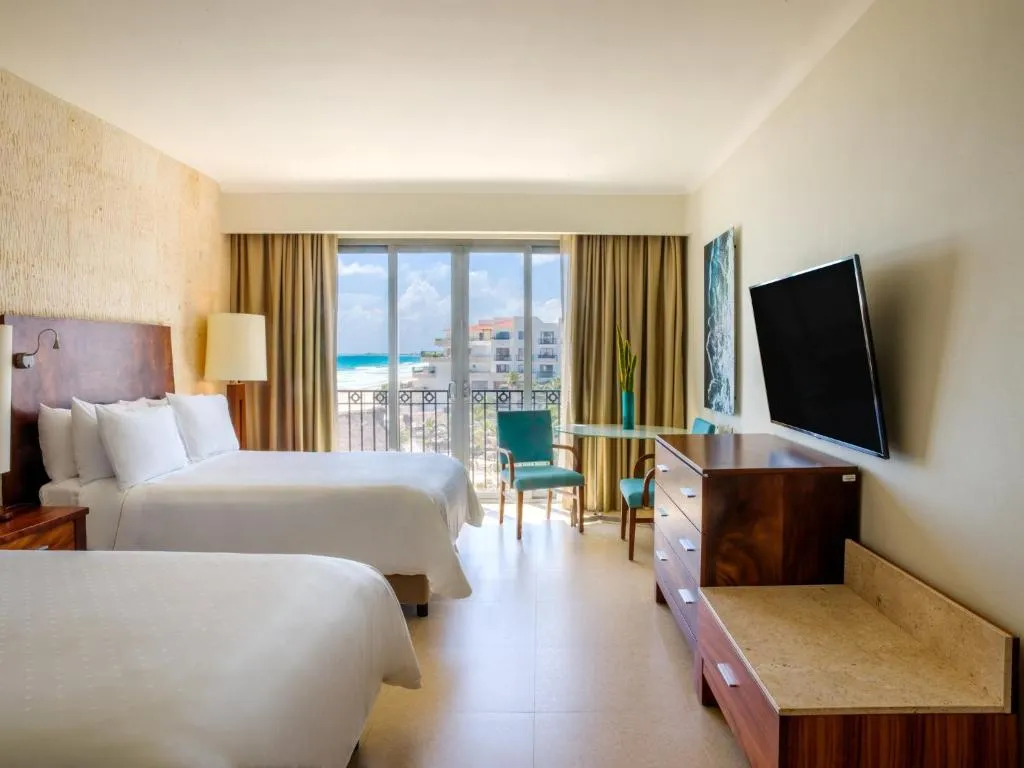 Habitación doble en Fiesta Americana Condesa Cancún con balcón, vista al mar y decoración moderna.